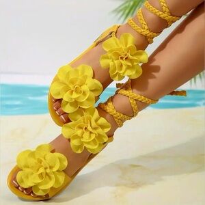 🌼 Yellow Floral Wrap Around Tie Up Sandals 🌼 NWOT